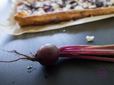 Zdjęcie - Tarta z ciasta francuskiego z botwinką i kozim serem - Przepisy kulinarne ze zdjęciami