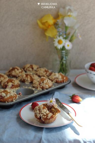 Zdjęcie - Razowe babeczki z truskawkami - Przepisy kulinarne ze zdjęciami