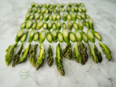Zdjęcie - Omlet biszkoptowy ze szparagami i serem wędzonym - Przepisy kulinarne ze zdjęciami