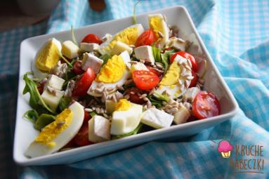 Zdjęcie - Sałatka z jajkiem, serem camembert z ziołami, słonecznikiem, pomidorkiem i rukolą - Przepisy kulinarne ze zdjęciami