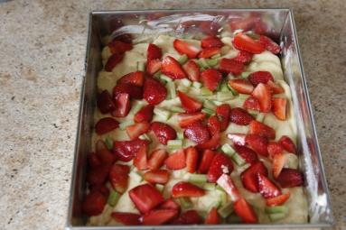 Zdjęcie - Drożdżak z truskawkami, rabarbarem i kruszonką - Przepisy kulinarne ze zdjęciami