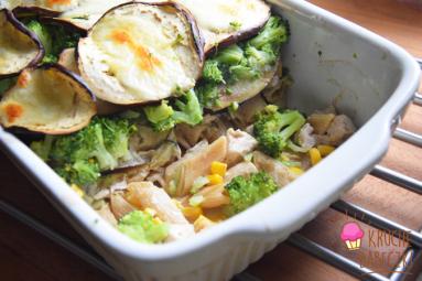 Zdjęcie - Zapiekanka z bakłażanem, makaronem, brokułem, indykiem i kukurydzą - Przepisy kulinarne ze zdjęciami
