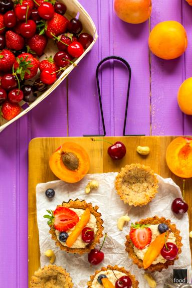 Zdjęcie - Fit babeczki z kremem z nerkowców i owocami - Przepisy kulinarne ze zdjęciami