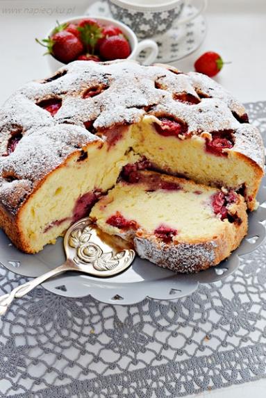 Zdjęcie - Szybkie ciasto biszkoptowe z truskawkami - Przepisy kulinarne ze zdjęciami