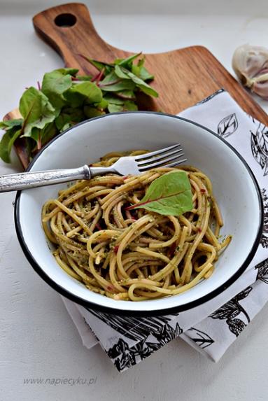 Zdjęcie - Spaghetti z pesto z botwinki - Przepisy kulinarne ze zdjęciami