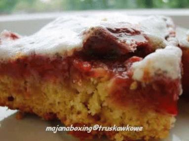 Zdjęcie - Ciasto truskawkowe z pianką   - Przepisy kulinarne ze zdjęciami