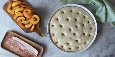 Zdjęcie - Focaccia z brzoskwiniami i boczkiem - Przepisy kulinarne ze zdjęciami
