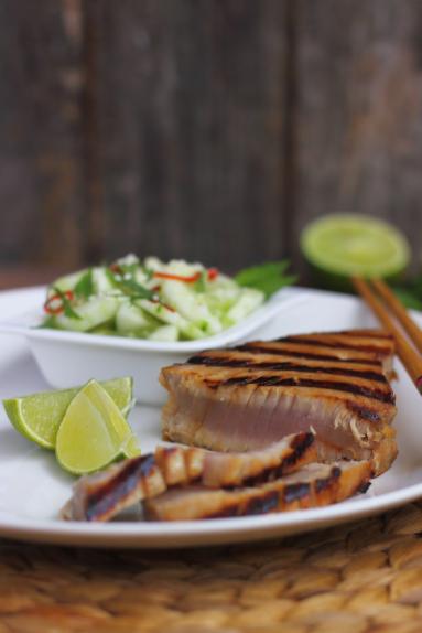 Zdjęcie - Grillowany stek z tuńczyka z azjatycką mizerią - Przepisy kulinarne ze zdjęciami