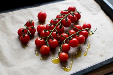 Zdjęcie - Sałatka z bobu i pieczonych pomidorów - Przepisy kulinarne ze zdjęciami