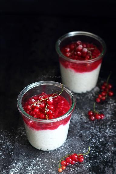 Zdjęcie - Ryż na mleku kokosowym z czerwoną porzeczką - Przepisy kulinarne ze zdjęciami