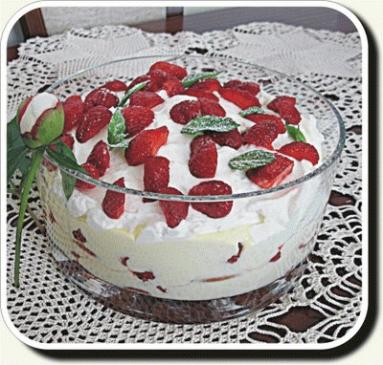 Zdjęcie - Trifle z truskawkami - Przepisy kulinarne ze zdjęciami