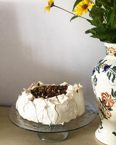 Zdjęcie - Beza z kremem z białej czekolady, solonym karmelem i migdałami - Przepisy kulinarne ze zdjęciami