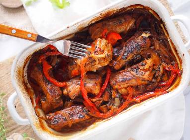 Zdjęcie - Żeberka pieczone z grzybami i papryką / Baked ribs with mushrooms and bell pepper - Przepisy kulinarne ze zdjęciami