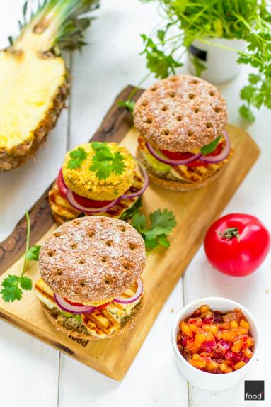 Zdjęcie - Burgery z ciecierzycy z serem halloumi i relishem z ananasa - Przepisy kulinarne ze zdjęciami