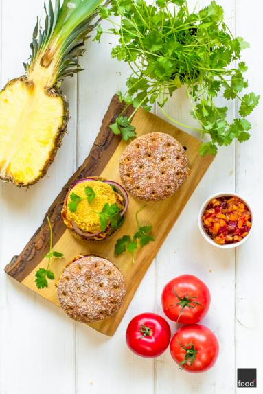 Zdjęcie - Burgery z ciecierzycy z serem halloumi i relishem z ananasa - Przepisy kulinarne ze zdjęciami