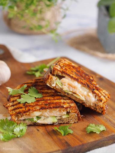 Zdjęcie - Tost z łososiem, awokado i mozzarellą / Salmon, avocado and mozzarella toast - Przepisy kulinarne ze zdjęciami