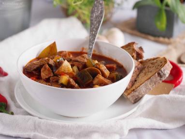 Zdjęcie - Leczo z cukinią, chorizo i wołowiną / Beef, chorizo and zucchini stew - Przepisy kulinarne ze zdjęciami
