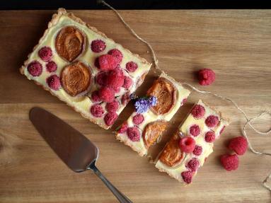 Zdjęcie - Ostatnie tchnienie lata: tarta z malinami i morelami - Przepisy kulinarne ze zdjęciami