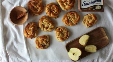 Zdjęcie - Kanelsnurrer - cynamonowe zawijańce z jabłkiem - Przepisy kulinarne ze zdjęciami
