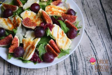 Zdjęcie - Sałatka z serem halloumi, figą, winogronem i mixem sałat - Przepisy kulinarne ze zdjęciami