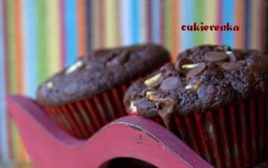 Zdjęcie - Czekoladowe muffiny z czekoladą - co innego na jesienną słotę - Przepisy kulinarne ze zdjęciami