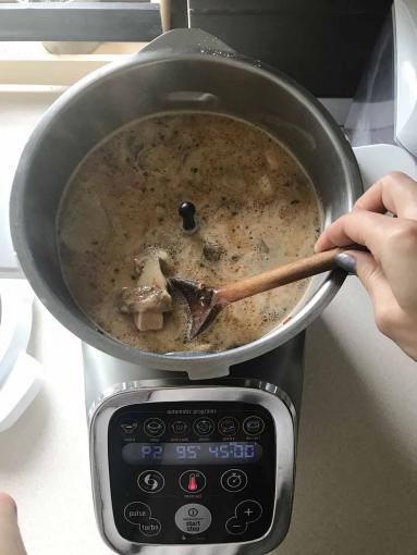 Zdjęcie - Pikantna zupa grzybowa z łososiem / Spicy mushroom soup with salmon - Przepisy kulinarne ze zdjęciami