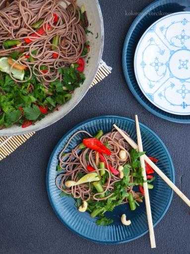 Zdjęcie - Makaron z boczniakami w stylu azjatyckim - Przepisy kulinarne ze zdjęciami