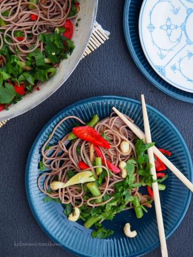 Zdjęcie - Makaron z boczniakami w stylu azjatyckim - Przepisy kulinarne ze zdjęciami