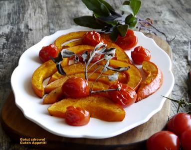 Zdjęcie - Pieczona dynia z pomidorkami koktajlowymi - Przepisy kulinarne ze zdjęciami