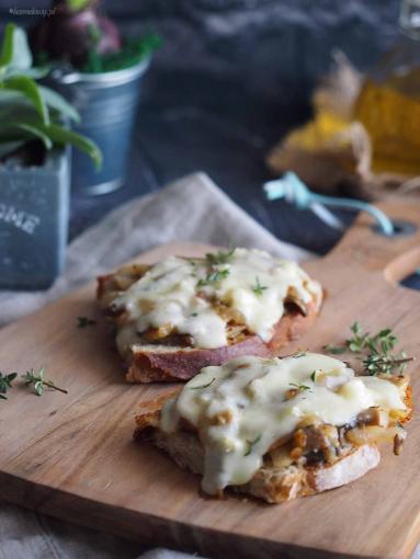 Zdjęcie - Kanapki zapiekane z grzybami i serem / Baked mushroom and cheese sandwich - Przepisy kulinarne ze zdjęciami