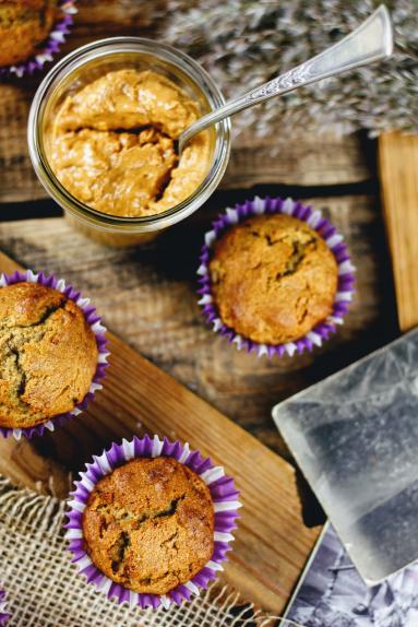 Zdjęcie - Pełnoziarniste muffiny z masłem orzechowym i bananami - Przepisy kulinarne ze zdjęciami
