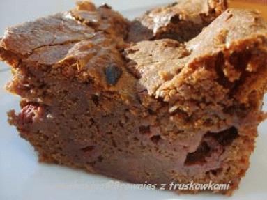 Zdjęcie - Brownies z truskawkami  - Przepisy kulinarne ze zdjęciami