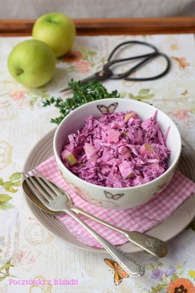 Zdjęcie - Fioletowy coleslaw – z czerwonej kapusty i kwaskowatych jabłek | U stóp Benbulbena - Przepisy kulinarne ze zdjęciami