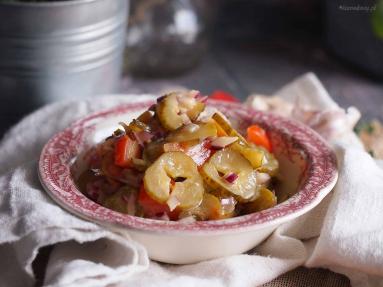 Zdjęcie - Sałatka z ogórków kiszonych / Sour pickles salad - Przepisy kulinarne ze zdjęciami