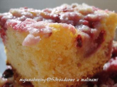 Zdjęcie - Ciasto drożdżowe z malinami i kruszonką  - Przepisy kulinarne ze zdjęciami