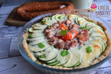 Zdjęcie - Tarta z kiełbasą, warzywami i mozzarellą - Przepisy kulinarne ze zdjęciami