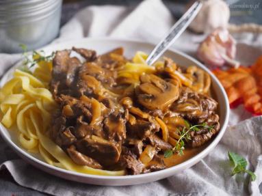 Zdjęcie - Strogonow z wołowiną i grzybami / Beef and mushroom stroganoff - Przepisy kulinarne ze zdjęciami