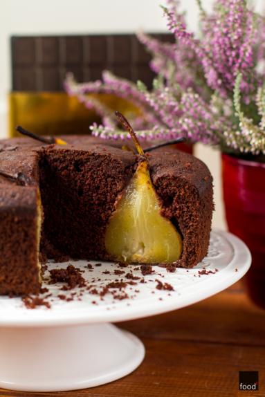Zdjęcie - Bezglutenowe ciasto czekoladowe z całymi gruszkami gotowanymi w syropie - Przepisy kulinarne ze zdjęciami