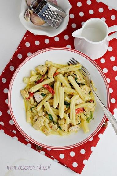 Zdjęcie - Makaron z kurczakiem w sosie szpinakowo – czosnkowym - Przepisy kulinarne ze zdjęciami