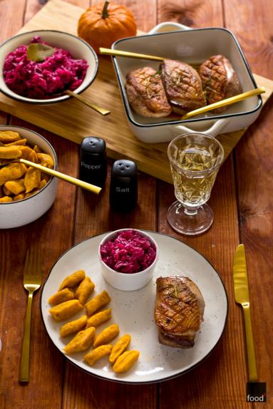 Zdjęcie - Piersi z kaczki z dyniowymi kopytkami i zasmażaną czerwoną kapustą z truskawkami - Przepisy kulinarne ze zdjęciami