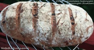 Zdjęcie - Weekendowa piekarnia #38 - Chleb z orzechami laskowymi i suszonymi śliwkami - Przepisy kulinarne ze zdjęciami
