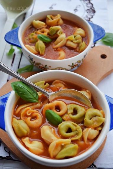 Zdjęcie - Zupa pomidorowa z tortellini - Przepisy kulinarne ze zdjęciami