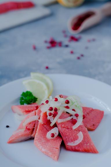 Zdjęcie - Łososiowe śledzie z czerwonym pieprzem - Przepisy kulinarne ze zdjęciami
