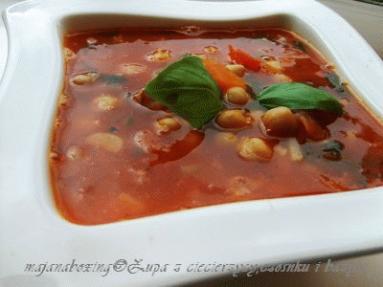 Zdjęcie - Zupa z ciecierzycą, czosnkiem i świeżą bazylią  - Przepisy kulinarne ze zdjęciami
