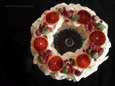 Zdjęcie - O pierwszym śniegu i bezie z czerwonymi owocami - Przepisy kulinarne ze zdjęciami