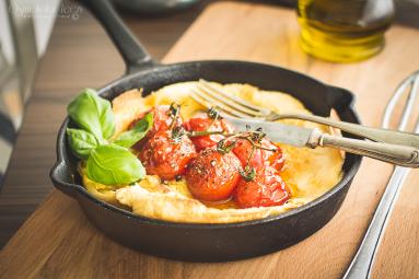Zdjęcie - Wytrawny dutch baby z pieczonymi pomidorami - Przepisy kulinarne ze zdjęciami