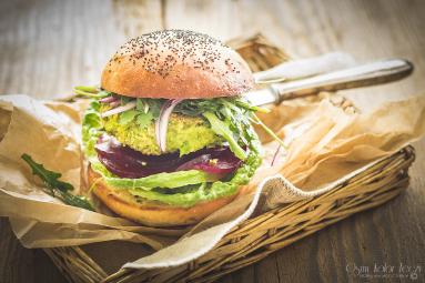 Zdjęcie - Burgery z zielonego groszku - Przepisy kulinarne ze zdjęciami