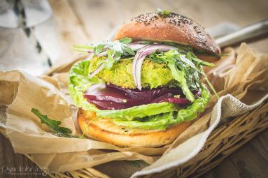 Zdjęcie - Burgery z zielonego groszku - Przepisy kulinarne ze zdjęciami