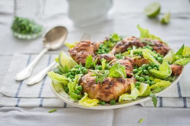 Zdjęcie - Orzechowy kurczak na zielonej sałacie z groszkiem - Przepisy kulinarne ze zdjęciami