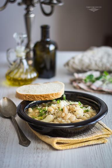 Zdjęcie - Potrawka z białej fasoli z wędzonym dorszem - Przepisy kulinarne ze zdjęciami